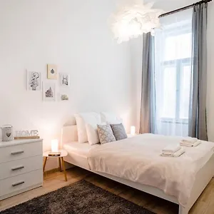 Comfy, Renewed 3 Bedroom In Center Budapest